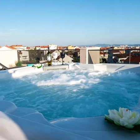 Amoris - Luxury Penthouse With Private Rooftop & Jacuzzi 아파트