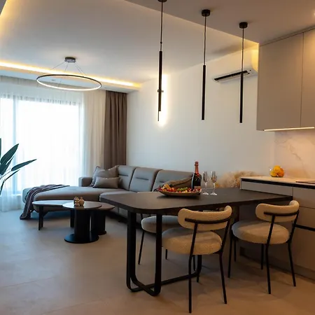 Amoris - Luxury Penthouse With Private Rooftop & Jacuzzi *