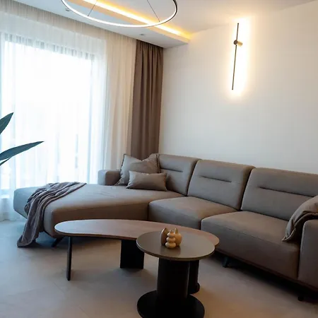 Amoris - Luxury Penthouse With Private Rooftop & Jacuzzi