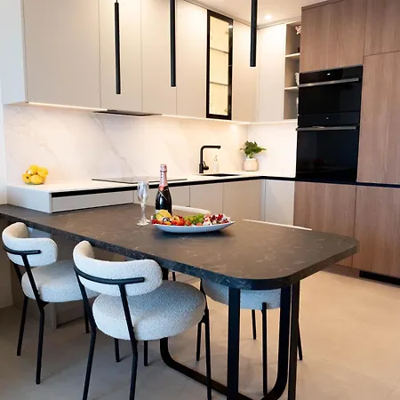Amoris - Luxury Penthouse With Private Rooftop & Jacuzzi *