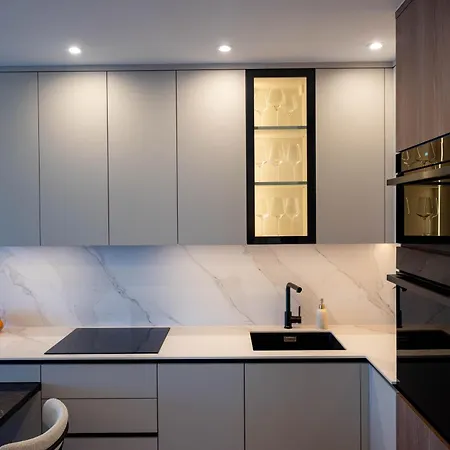 Amoris - Luxury Penthouse With Private Rooftop & Jacuzzi