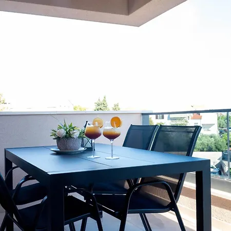 Amoris - Luxury Penthouse With Private Rooftop & Jacuzzi *