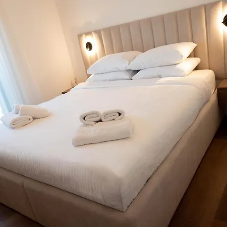 Amoris - Luxury Penthouse With Private Rooftop & Jacuzzi *