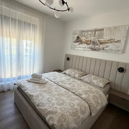 Amoris - Luxury Penthouse With Private Rooftop & Jacuzzi *