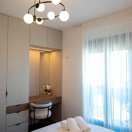 Amoris - Luxury Penthouse With Private Rooftop & Jacuzzi *