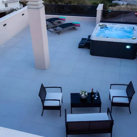 Amoris - Luxury Penthouse With Private Rooftop & Jacuzzi *
