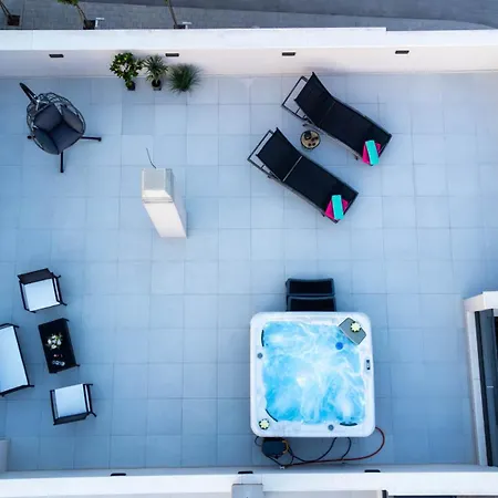 Amoris - Luxury Penthouse With Private Rooftop & Jacuzzi