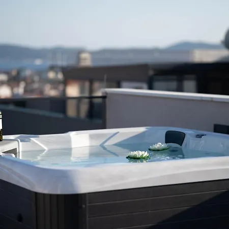 아파트 Amoris - Luxury Penthouse With Private Rooftop & Jacuzzi