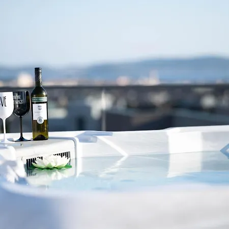 Amoris - Luxury Penthouse With Private Rooftop & Jacuzzi * Zara