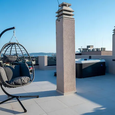 Amoris - Luxury Penthouse With Private Rooftop & Jacuzzi