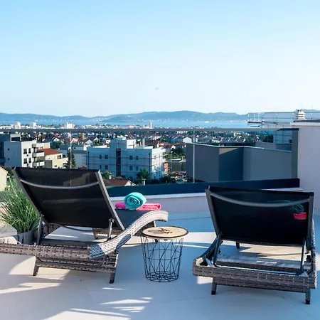 Amoris - Luxury Penthouse With Private Rooftop & Jacuzzi