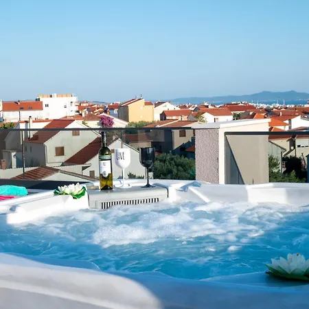 Amoris - Luxury Penthouse With Private Rooftop & Jacuzzi