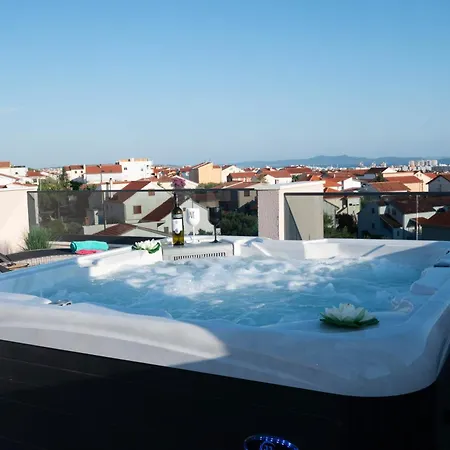 아파트 Amoris - Luxury Penthouse With Private Rooftop & Jacuzzi 자다르