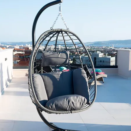 Amoris - Luxury Penthouse With Private Rooftop & Jacuzzi