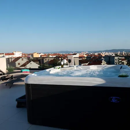 Amoris - Luxury Penthouse With Private Rooftop & Jacuzzi 아파트